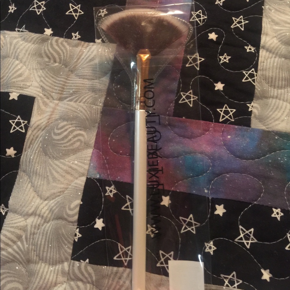 LUXIE Brush